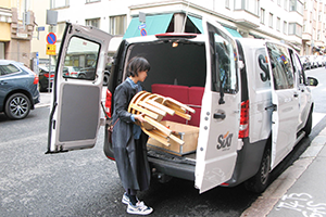 taloの配送サービスを使って小西さんがフィンランドのヘルシンキにて仕入れた家具を積み込みます。