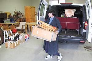 taloの配送サービスを使って小西さんがフィンランドのヘルシンキにて仕入れた家具を倉庫に下ろします。